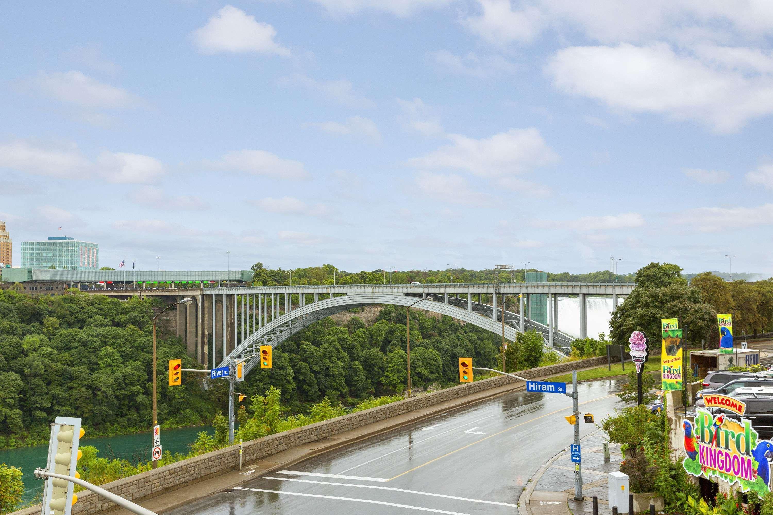 Travelodge By Wyndham Niagara Falls Fallsview Экстерьер фото